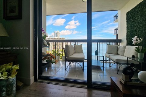 Condo in Miami, Florida, 2 bedrooms  № 2010725 - photo 12