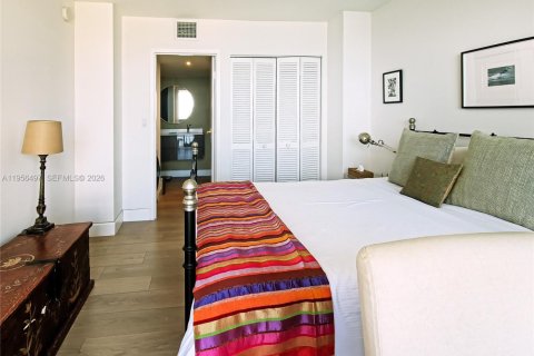 Condo in Miami, Florida, 2 bedrooms  № 2010725 - photo 20