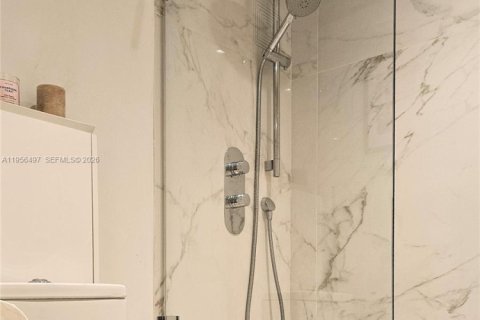 Condo in Miami, Florida, 2 bedrooms  № 2010725 - photo 24