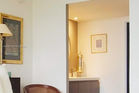 Condo in Miami, Florida, 2 bedrooms  № 2010725 - photo 15