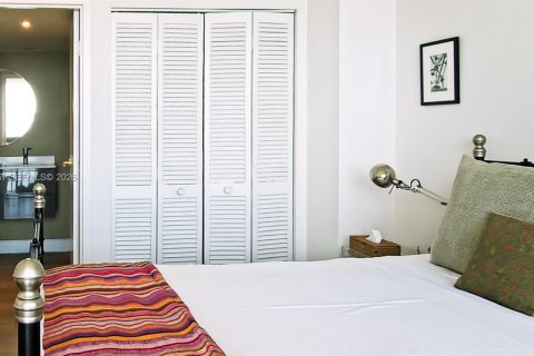 Condo in Miami, Florida, 2 bedrooms  № 2010725 - photo 21