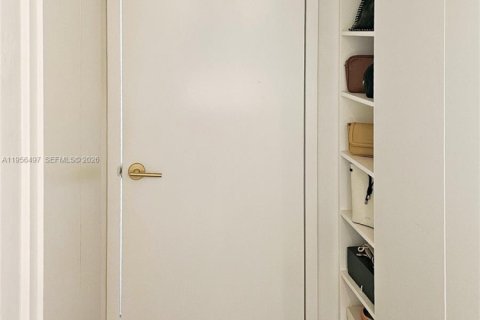 Condo in Miami, Florida, 2 bedrooms  № 2010725 - photo 13