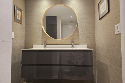 Condo in Miami, Florida, 2 bedrooms  № 2010725 - photo 23