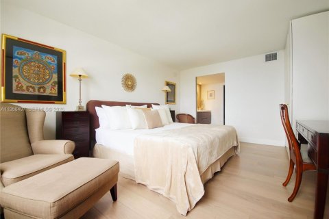 Condo in Miami, Florida, 2 bedrooms  № 2010725 - photo 14