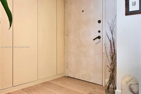 Condo in Miami, Florida, 2 bedrooms  № 2010725 - photo 2