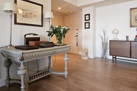 Condo in Miami, Florida, 2 bedrooms  № 2010725 - photo 5