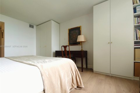 Condo in Miami, Florida, 2 bedrooms  № 2010725 - photo 16