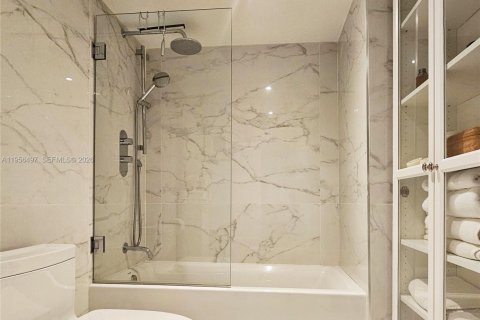 Condo in Miami, Florida, 2 bedrooms  № 2010725 - photo 18