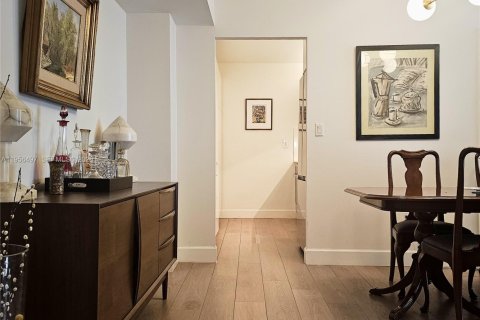 Condo in Miami, Florida, 2 bedrooms  № 2010725 - photo 6