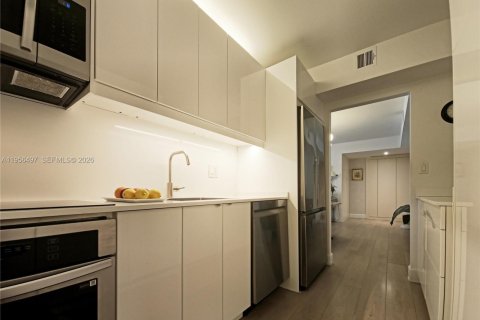 Condo in Miami, Florida, 2 bedrooms  № 2010725 - photo 10