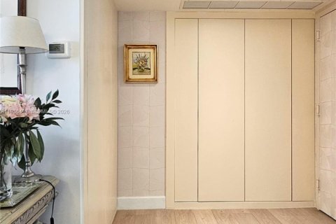 Condo in Miami, Florida, 2 bedrooms  № 2010725 - photo 3