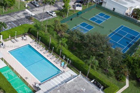 Townhouse in Hallandale Beach, Florida 2 bedrooms, 167.04 sq.m. № 2000310 - photo 28