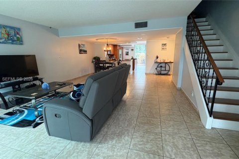Townhouse in Hallandale Beach, Florida 2 bedrooms, 167.04 sq.m. № 2000310 - photo 10
