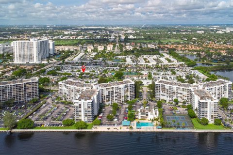 Townhouse in Hallandale Beach, Florida 2 bedrooms, 167.04 sq.m. № 2000310