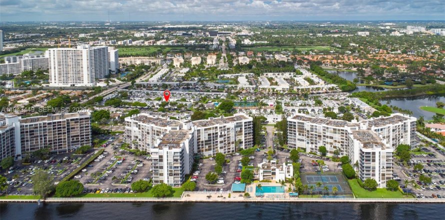 Townhouse in Hallandale Beach, Florida 2 bedrooms, 167.04 sq.m. № 2000310