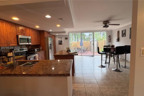 Townhouse in Hallandale Beach, Florida 2 bedrooms, 167.04 sq.m. № 2000310 - photo 8