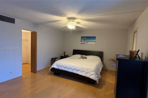 Townhouse in Hallandale Beach, Florida 2 bedrooms, 167.04 sq.m. № 2000310 - photo 17