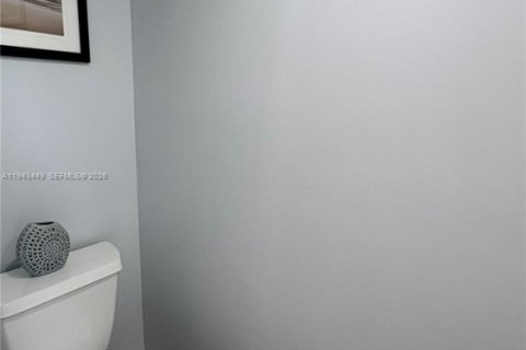 Townhouse in Hallandale Beach, Florida 2 bedrooms, 167.04 sq.m. № 2000310 - photo 12
