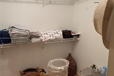 Townhouse in Hallandale Beach, Florida 2 bedrooms, 167.04 sq.m. № 2000310 - photo 21