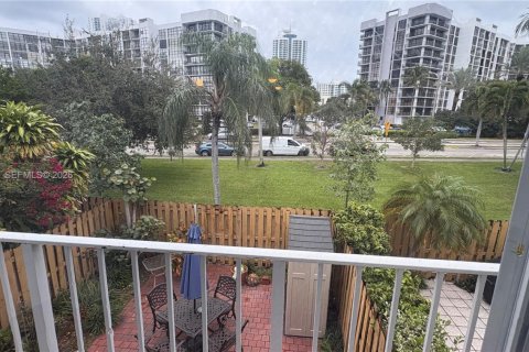 Townhouse in Hallandale Beach, Florida 2 bedrooms, 167.04 sq.m. № 2000310 - photo 16