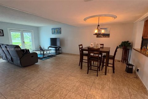 Townhouse in Hallandale Beach, Florida 2 bedrooms, 167.04 sq.m. № 2000310 - photo 5