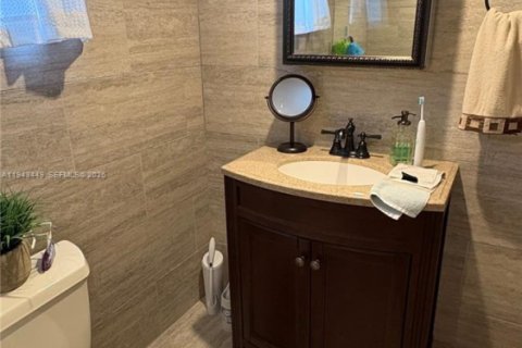 Townhouse in Hallandale Beach, Florida 2 bedrooms, 167.04 sq.m. № 2000310 - photo 19