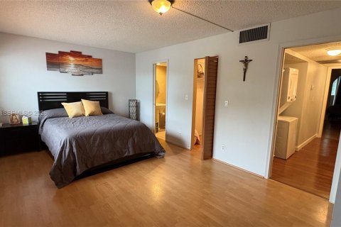 Townhouse in Hallandale Beach, Florida 2 bedrooms, 167.04 sq.m. № 2000310 - photo 22