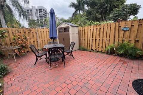 Townhouse in Hallandale Beach, Florida 2 bedrooms, 167.04 sq.m. № 2000310 - photo 14