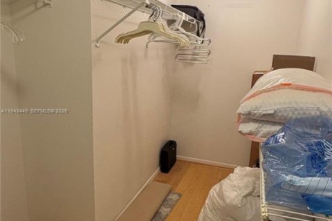 Townhouse in Hallandale Beach, Florida 2 bedrooms, 167.04 sq.m. № 2000310 - photo 18