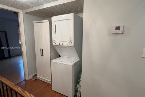 Townhouse in Hallandale Beach, Florida 2 bedrooms, 167.04 sq.m. № 2000310 - photo 15