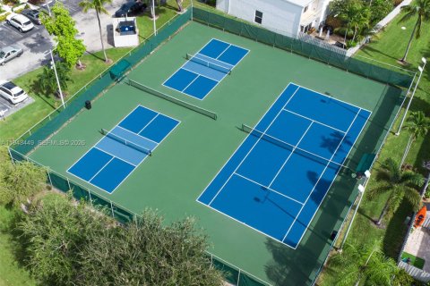 Townhouse in Hallandale Beach, Florida 2 bedrooms, 167.04 sq.m. № 2000310 - photo 25