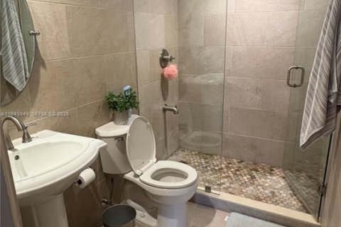 Townhouse in Hallandale Beach, Florida 2 bedrooms, 167.04 sq.m. № 2000310 - photo 24