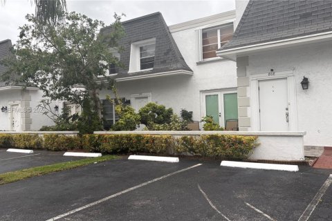 Townhouse in Hallandale Beach, Florida 2 bedrooms, 167.04 sq.m. № 2000310 - photo 2