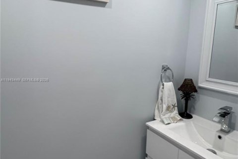 Townhouse in Hallandale Beach, Florida 2 bedrooms, 167.04 sq.m. № 2000310 - photo 11