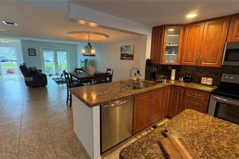 Townhouse in Hallandale Beach, Florida 2 bedrooms, 167.04 sq.m. № 2000310 - photo 7