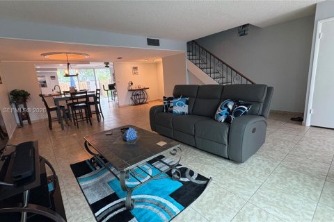 Townhouse in Hallandale Beach, Florida 2 bedrooms, 167.04 sq.m. № 2000310 - photo 9