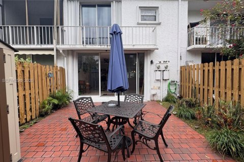 Townhouse in Hallandale Beach, Florida 2 bedrooms, 167.04 sq.m. № 2000310 - photo 13