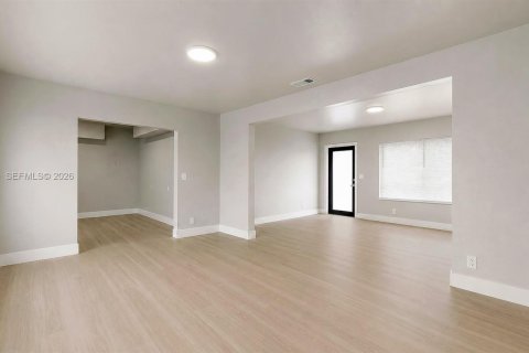 House in Hialeah, Florida 2 bedrooms, 92.9 sq.m. № 2083106 - photo 11