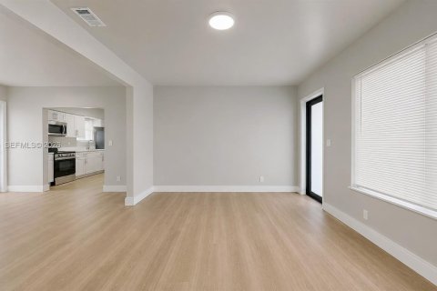 House in Hialeah, Florida 2 bedrooms, 92.9 sq.m. № 2083106 - photo 8
