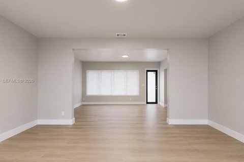 House in Hialeah, Florida 2 bedrooms, 92.9 sq.m. № 2083106 - photo 3