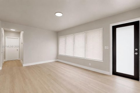House in Hialeah, Florida 2 bedrooms, 92.9 sq.m. № 2083106 - photo 6