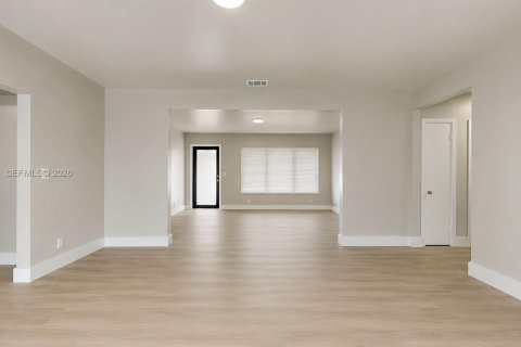 House in Hialeah, Florida 2 bedrooms, 92.9 sq.m. № 2083106 - photo 14