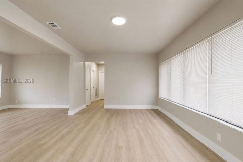 House in Hialeah, Florida 2 bedrooms, 92.9 sq.m. № 2083106 - photo 16