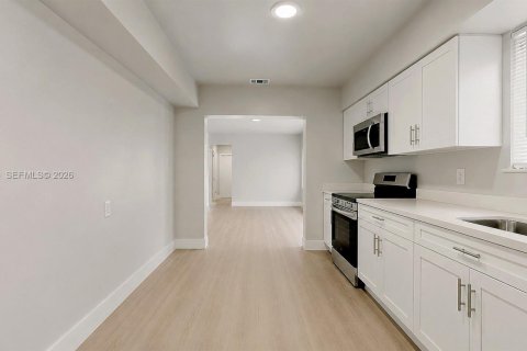 House in Hialeah, Florida 2 bedrooms, 92.9 sq.m. № 2083106 - photo 22