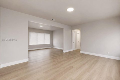 House in Hialeah, Florida 2 bedrooms, 92.9 sq.m. № 2083106 - photo 17