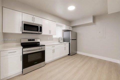 House in Hialeah, Florida 2 bedrooms, 92.9 sq.m. № 2083106 - photo 18