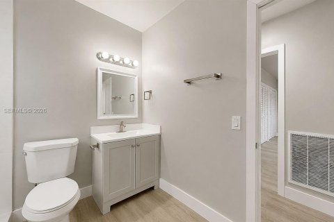 House in Hialeah, Florida 2 bedrooms, 92.9 sq.m. № 2083106 - photo 25