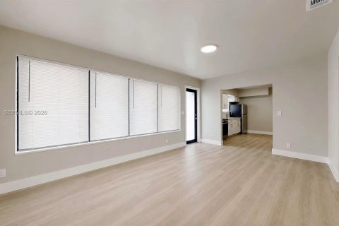House in Hialeah, Florida 2 bedrooms, 92.9 sq.m. № 2083106 - photo 9