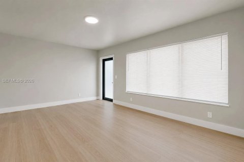 House in Hialeah, Florida 2 bedrooms, 92.9 sq.m. № 2083106 - photo 5