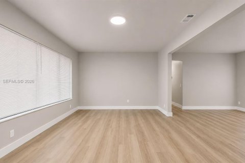 House in Hialeah, Florida 2 bedrooms, 92.9 sq.m. № 2083106 - photo 4